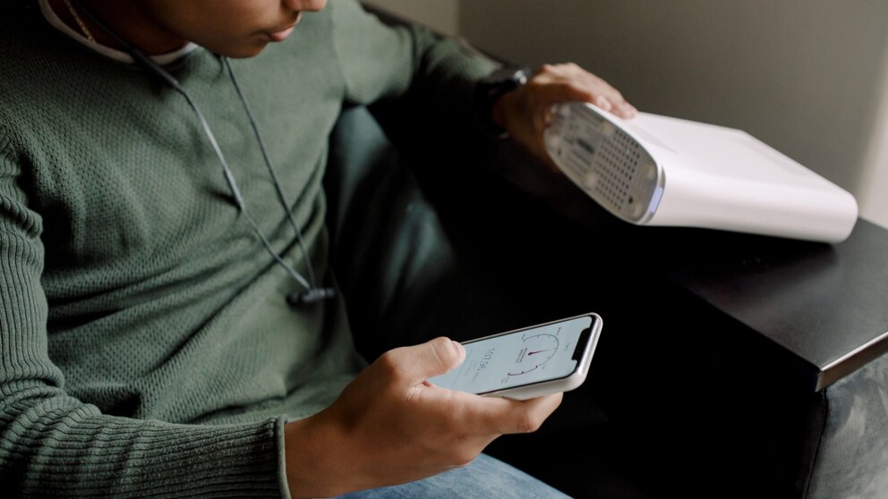 junger mann mit router und smartphone