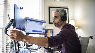 Mann mit Kopfhörer sitzt im Home-Office
