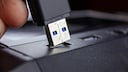 USB-Stick wird in Anschluss gesteckt