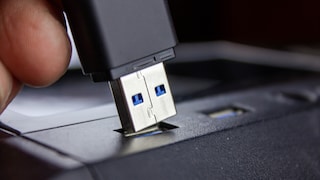 USB-Stick wird in Anschluss gesteckt