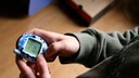 Kind spielt mit Tamagotchi