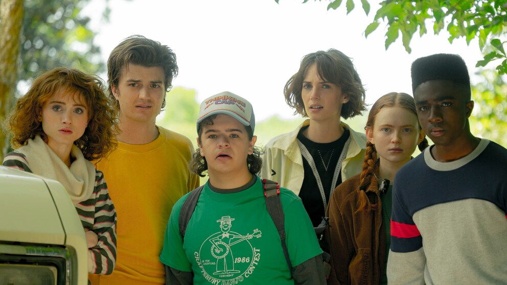 Neue Stranger Things Serie: Natalia Dyer als Nancy Wheeler, Joe Keery als Steve Harrington, Gaten Matarazzo als Dustin Henderson, Maya Hawke als Robin Buckley, Sadie Sink als Max Mayfield und Caleb McLaughlin als Lucas Sinclair in Stranger Things