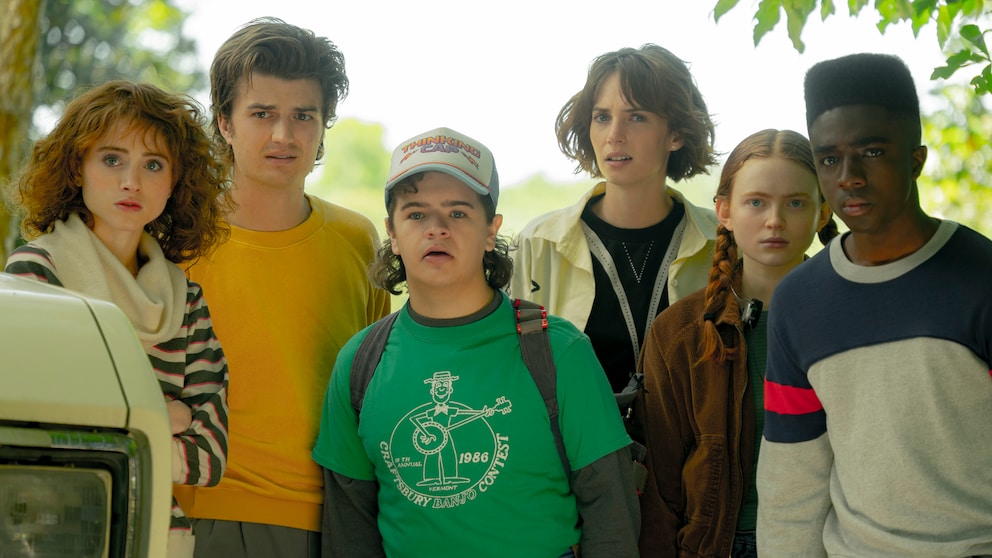 Neue Stranger Things Serie: Natalia Dyer als Nancy Wheeler, Joe Keery als Steve Harrington, Gaten Matarazzo als Dustin Henderson, Maya Hawke als Robin Buckley, Sadie Sink als Max Mayfield und Caleb McLaughlin als Lucas Sinclair in Stranger Things