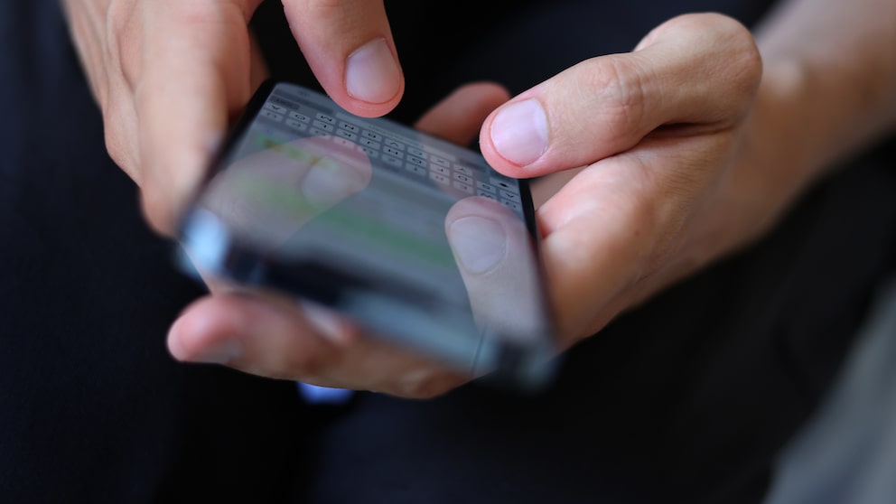Schnell eine Nachricht abgetippt, verschickt und gleich einen Fehler gefunden? Mit der Möglichkeit, WhatsApp-Nachrichten im Nachhinein zu bearbeiten, ist das kein Problem mehr