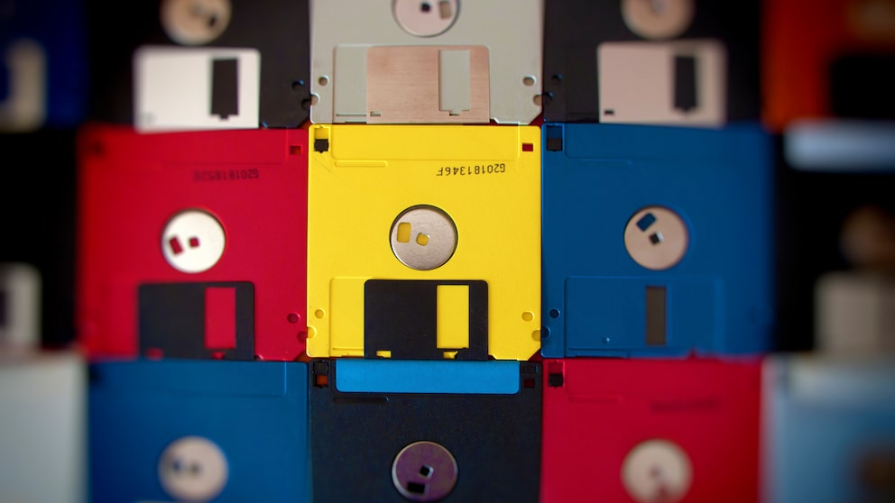 Floppy Disk: Viele bunte Disketten nebeneinander