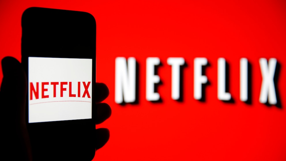 Netflix Werbe Abo Symbolbild: Netflix Logo auf rotem Hintergrund und auf Smartphone