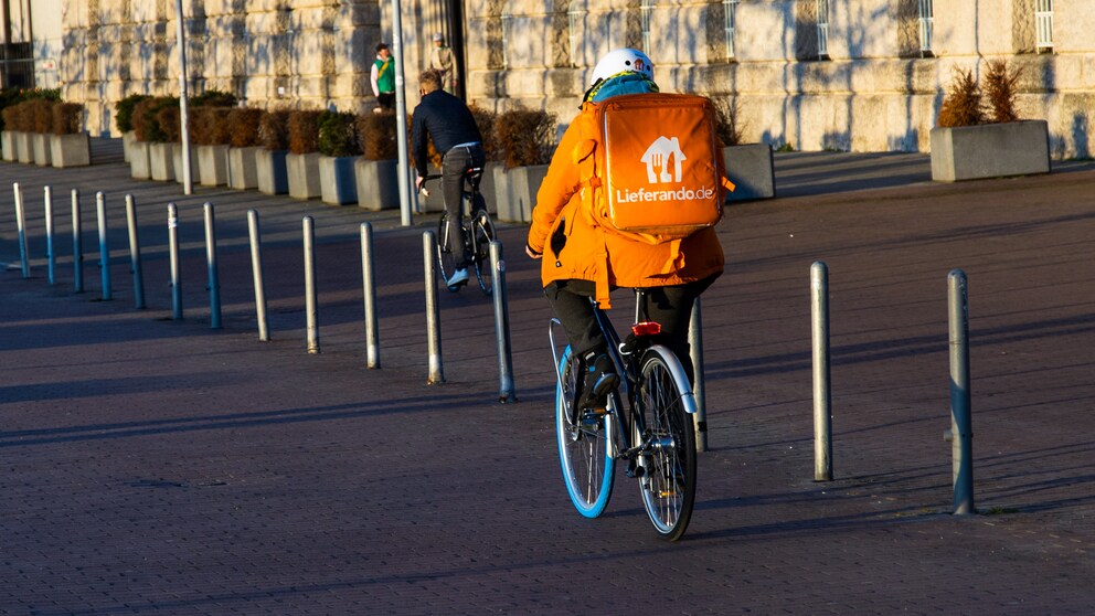 Lieferando-Kurier liefert per Fahrrad.