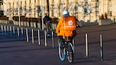 Lieferando-Kurier liefert per Fahrrad.