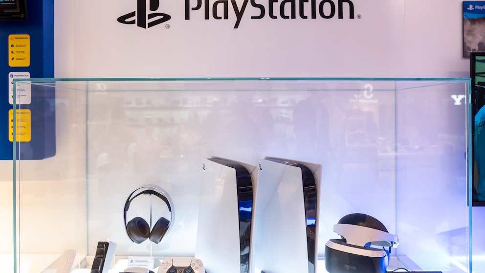 neue PlayStation Symbolbild: PS5 mit Equipment im Schaukasten