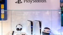 neue PlayStation Symbolbild: PS5 mit Equipment im Schaukasten
