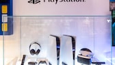 neue PlayStation Symbolbild: PS5 mit Equipment im Schaukasten
