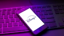 Disney+ streicht Filme und serien Symbolbild: Disney+-Logo auf Smartphone, das auf einer Tastatur liegt