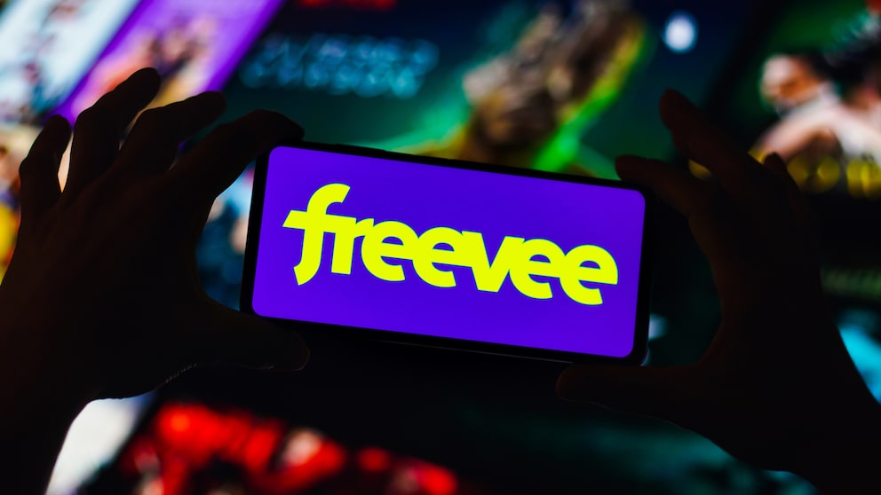 Logo von Amazon Freevee auf Smartphone