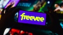 Logo von Amazon Freevee auf Smartphone