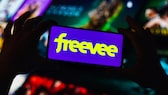 Logo von Amazon Freevee auf Smartphone