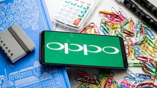 Oppo-Smartphone auf dem Tisch.