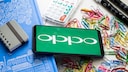 Oppo-Smartphone auf dem Tisch.