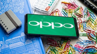 Oppo-Smartphone auf dem Tisch.