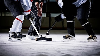 Eishockey WM 2023 Symbolbild: zwei Eishockeyspieler stehen sich auf dem Eis gegenüber