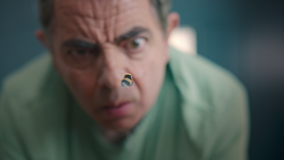 Szene aus „Man vs Bee“ bei Netflix: Rowan Atkinson beobachtet Biene