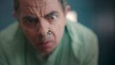 Szene aus „Man vs Bee“ bei Netflix: Rowan Atkinson beobachtet Biene