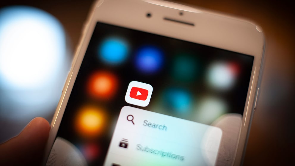 Smartphone Screen mit dem Icon der YouTube App