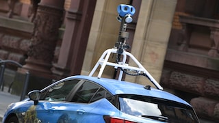 Blaues Auto von Google Street View mit Kamera auf dem Dach