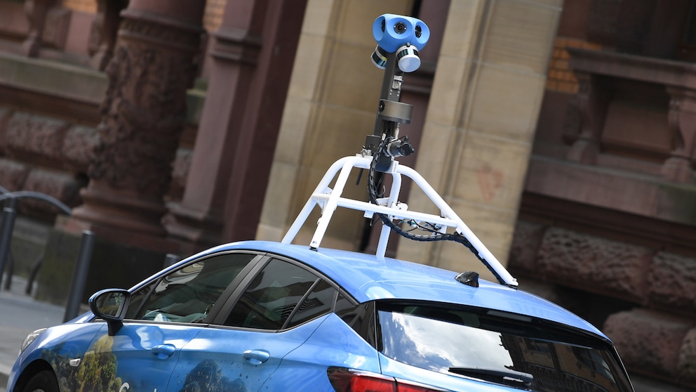 Blaues Auto von Google Street View mit Kamera auf dem Dach