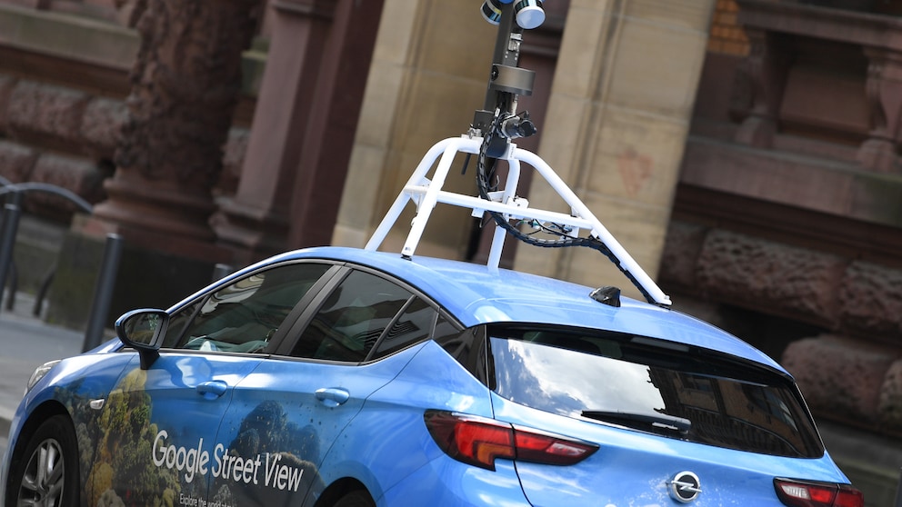 Blaues Auto von Google Street View mit Kamera auf dem Dach