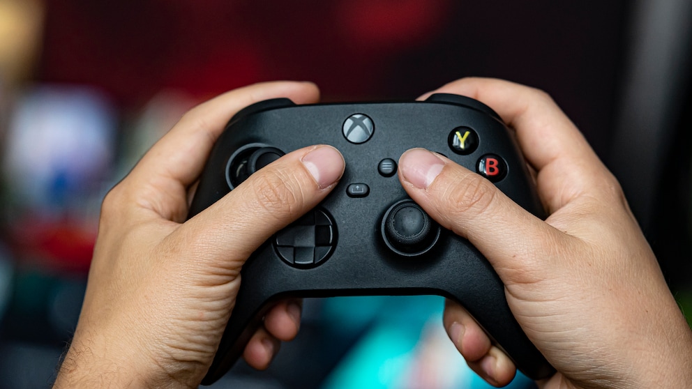 Xbox teurer: jemand hält einen schwarzen Xbox-Controller