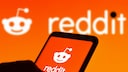 Smartphone mit Reddit Icon von orangenem Hintergrund