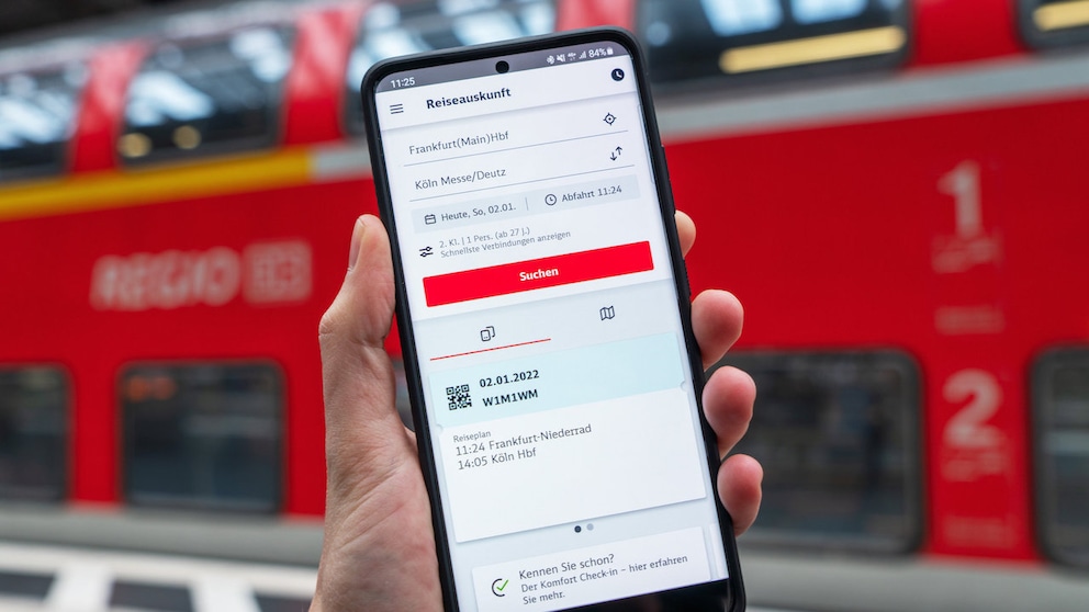 Smartphone mit DB Navigator vor Regionalzug
