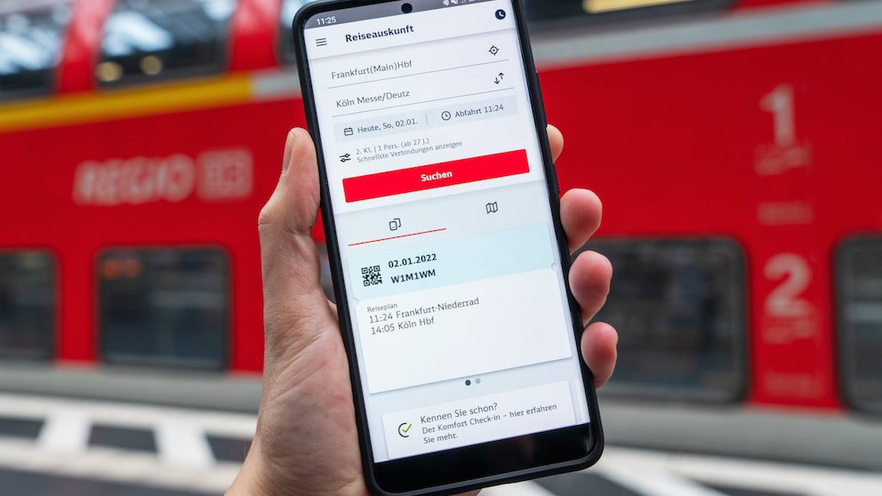 Smartphone mit DB Navigator vor Regionalzug