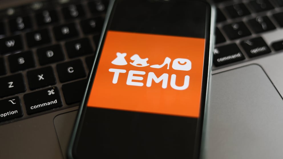 Online-Shop Temu: Logo auf Smartphone, das auf einer Tastatur liegt