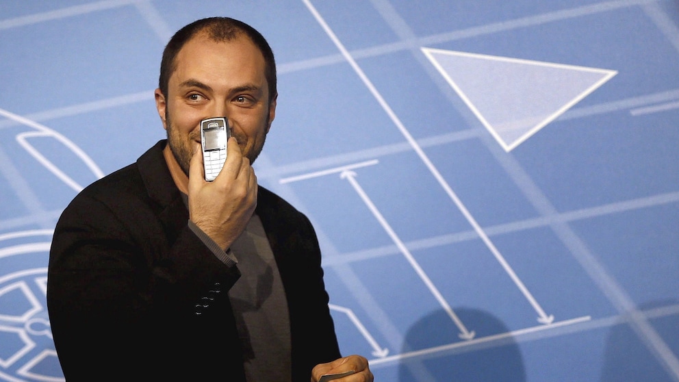 WhatsApp-Gründer Jan Koum zeigt ein Nokia-Handy
