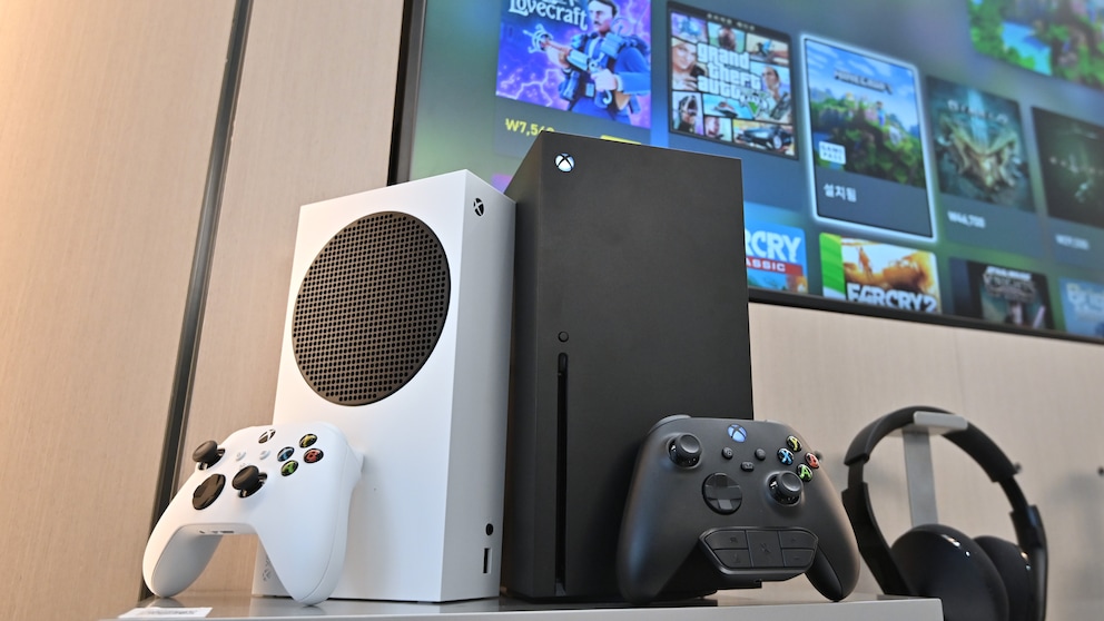 Xbox Series X und S mit Controllern und Kopfhörern.