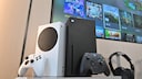 Xbox Series X und S mit Controllern und Kopfhörern.