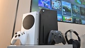 Xbox Series X und S mit Controllern und Kopfhörern.