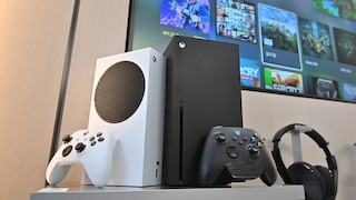 Xbox Series X und S mit Controllern und Kopfhörern.