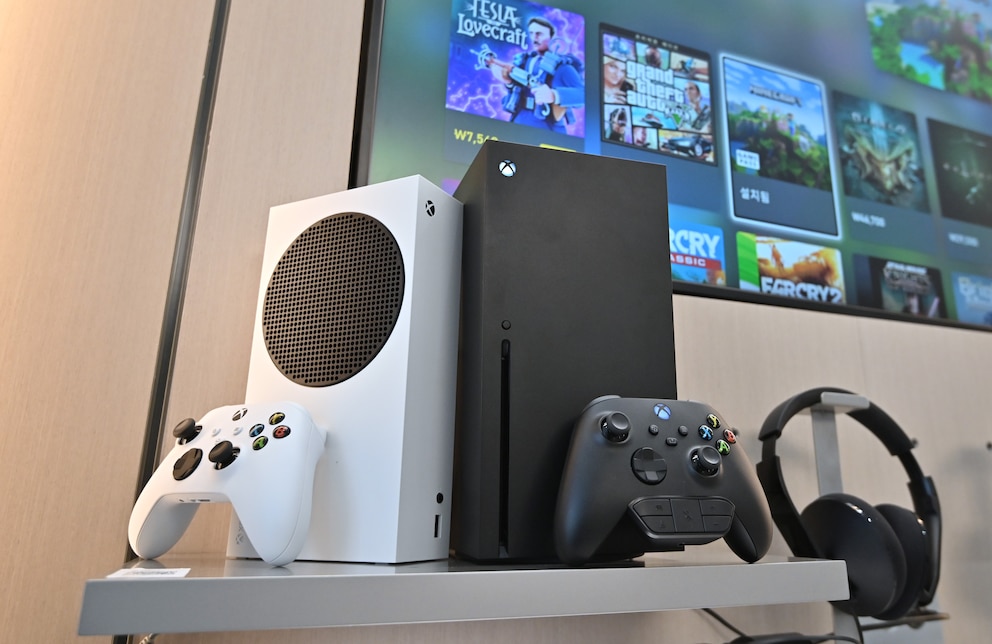 Xbox Series X und S mit Controllern und Kopfhörern.
