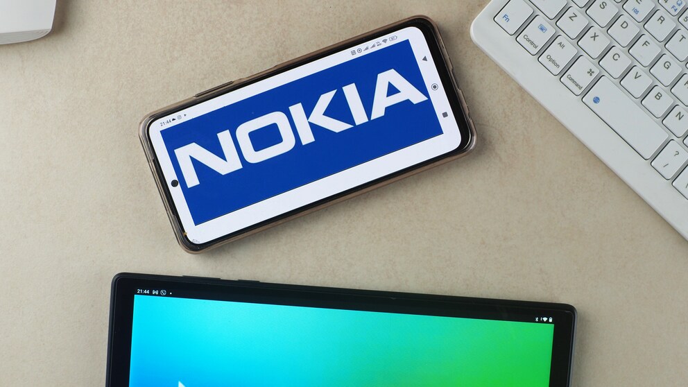 Nokia altes und neues Logo nebeneinander auf Smartphone