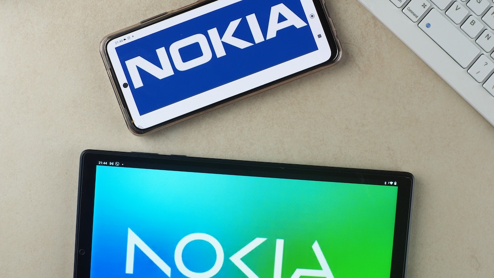 Nokia altes und neues Logo nebeneinander auf Smartphone