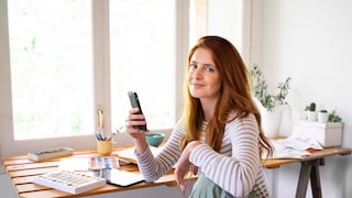 Hotline-Ansagen nerven. Doch mit einem bestimmten Wort kommt man schneller zum Berater.