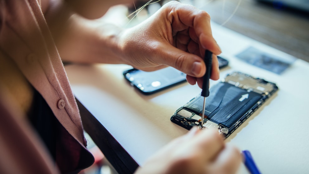 Samsung Self Repair Service Symbolbild: Frau repariert Smartphone