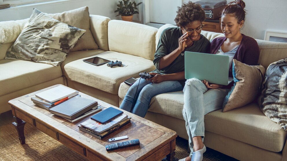 Gandalf Webgame Symbolbild: zwei junge Menschen mit Laptop auf dem Sofa