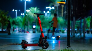 E-Scooter am abendlichen Straßenrand