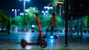 E-Scooter am abendlichen Straßenrand