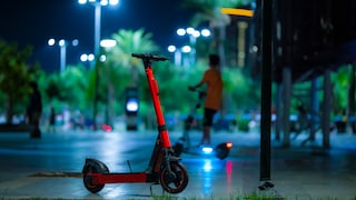 E-Scooter am abendlichen Straßenrand