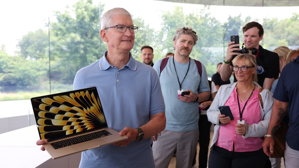 Apple-Chef Tim Cook hält das neue MacBook Air mit 15 Zoll in der Hand.