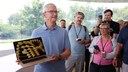 Apple-Chef Tim Cook hält das neue MacBook Air mit 15 Zoll in der Hand.